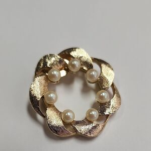 Jeri LOU Gold Tone and Faux Pearl Scarf Clip